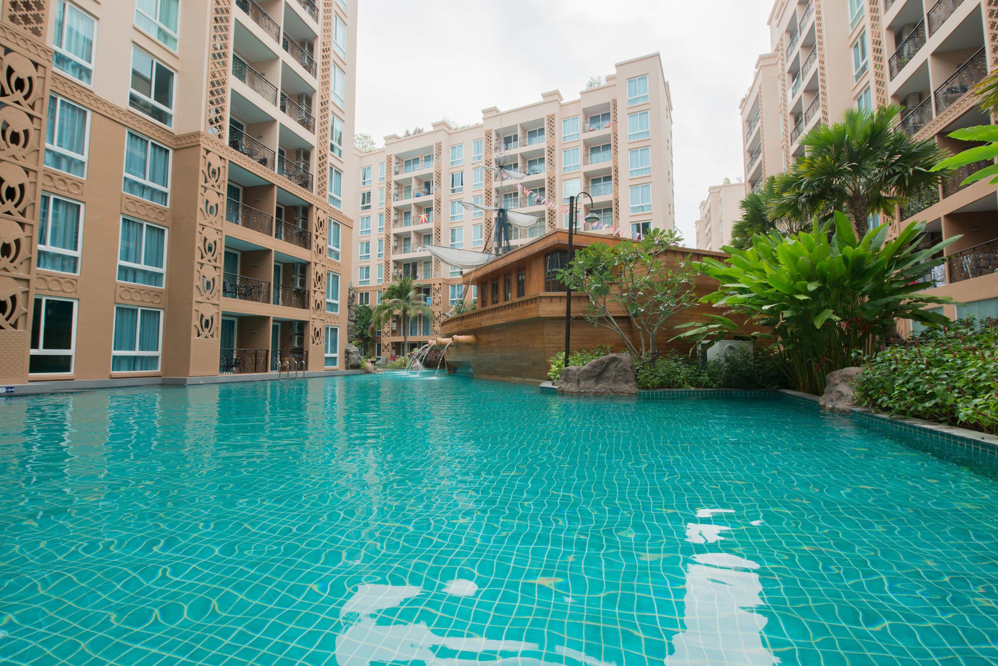 Atlantis Pattaya High Service Praia de Jomtien Exterior foto